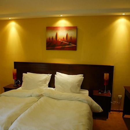 Garni Hotel Contact Belgrad Exteriör bild