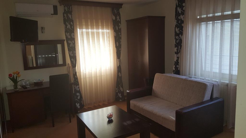Garni Hotel Contact Belgrad Exteriör bild