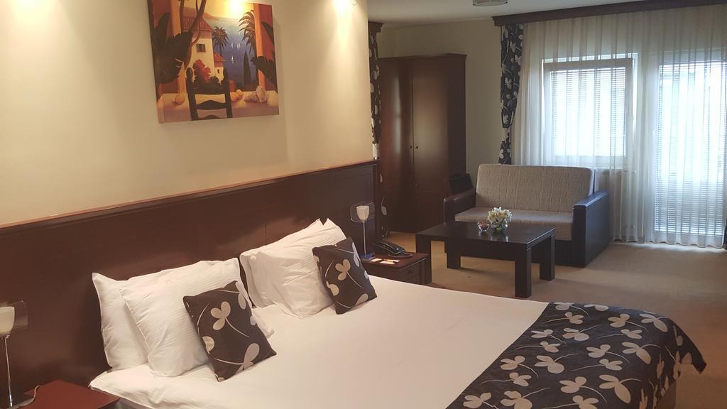 Garni Hotel Contact Belgrad Exteriör bild